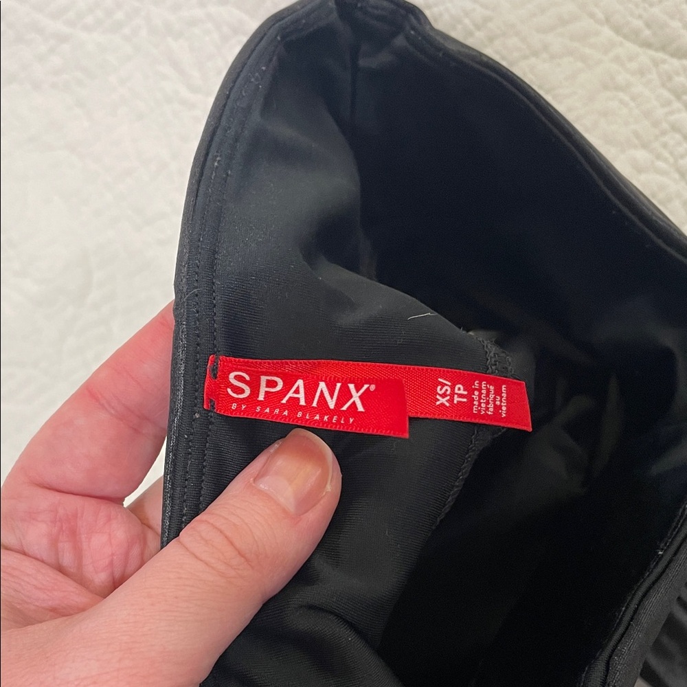 SPANX Classic Black Leggings - Picture 2 of 6
